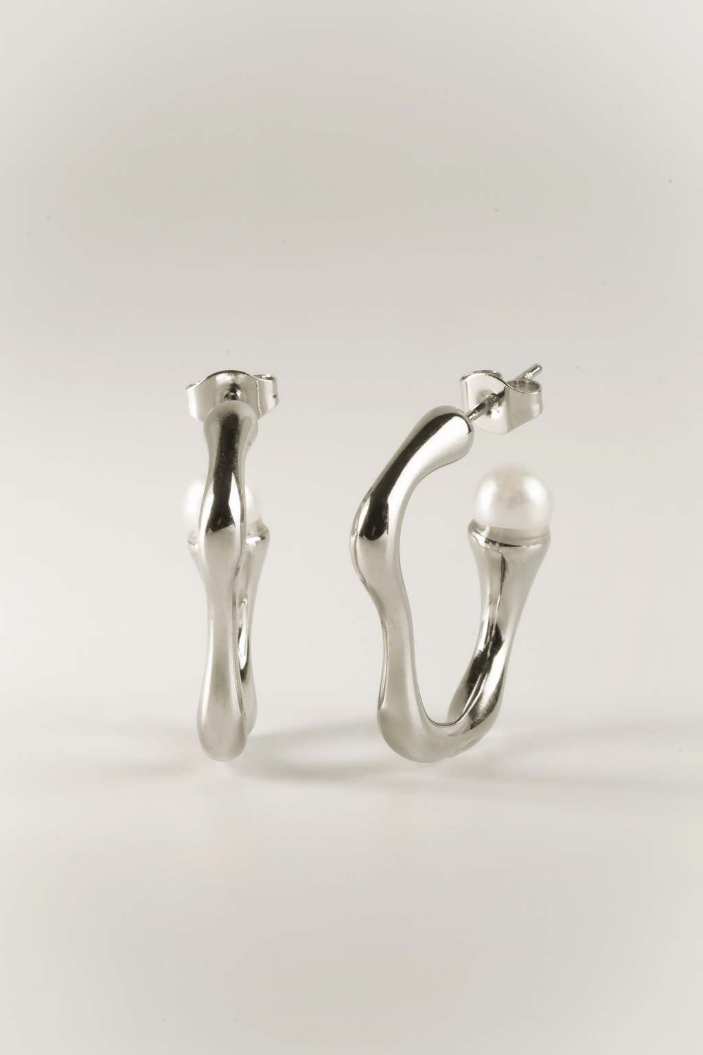 sculpt pearl curve earrings front view