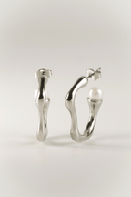 sculpt pearl curve earrings front view