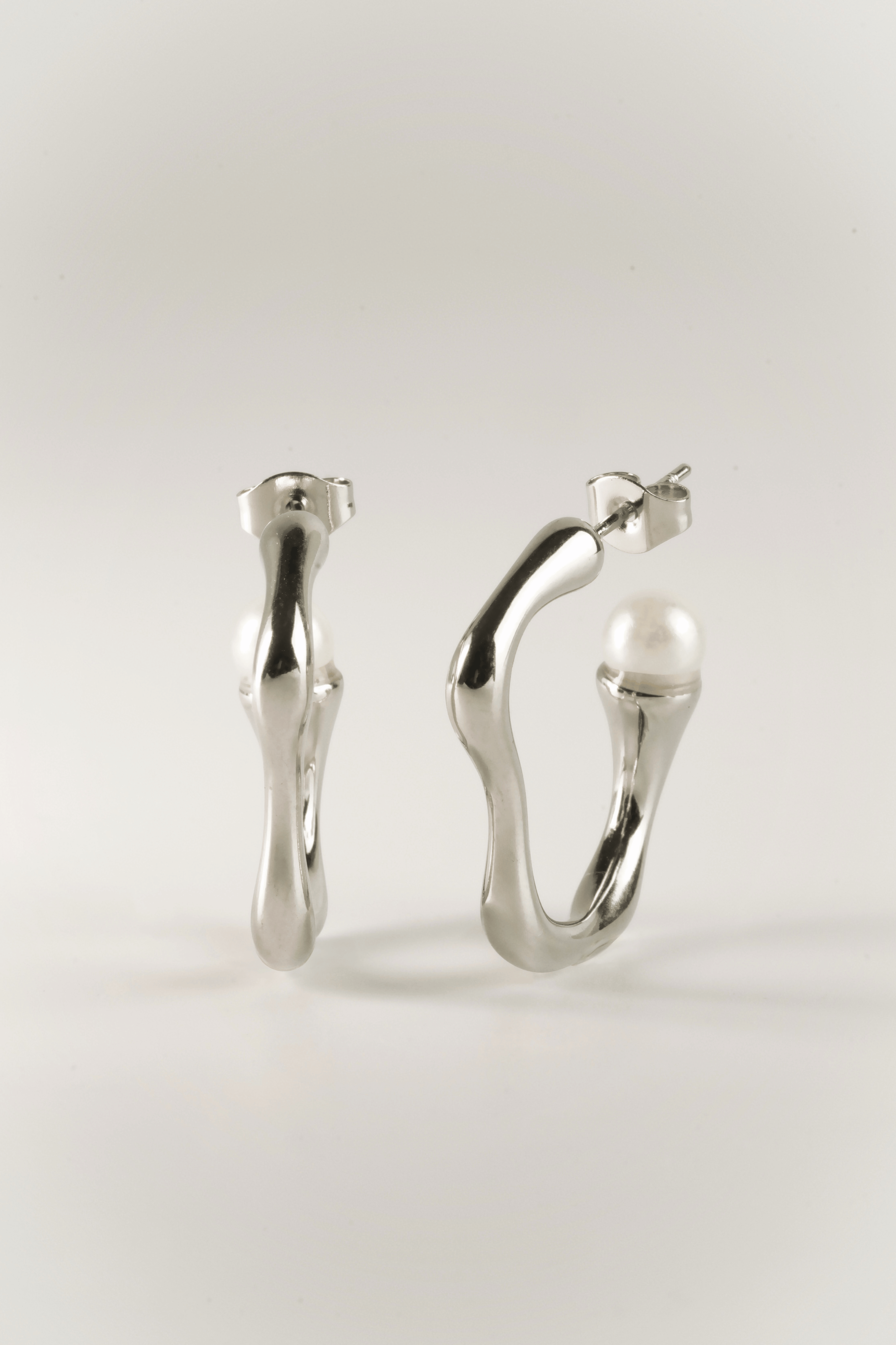 sculpt pearl curve earrings front view