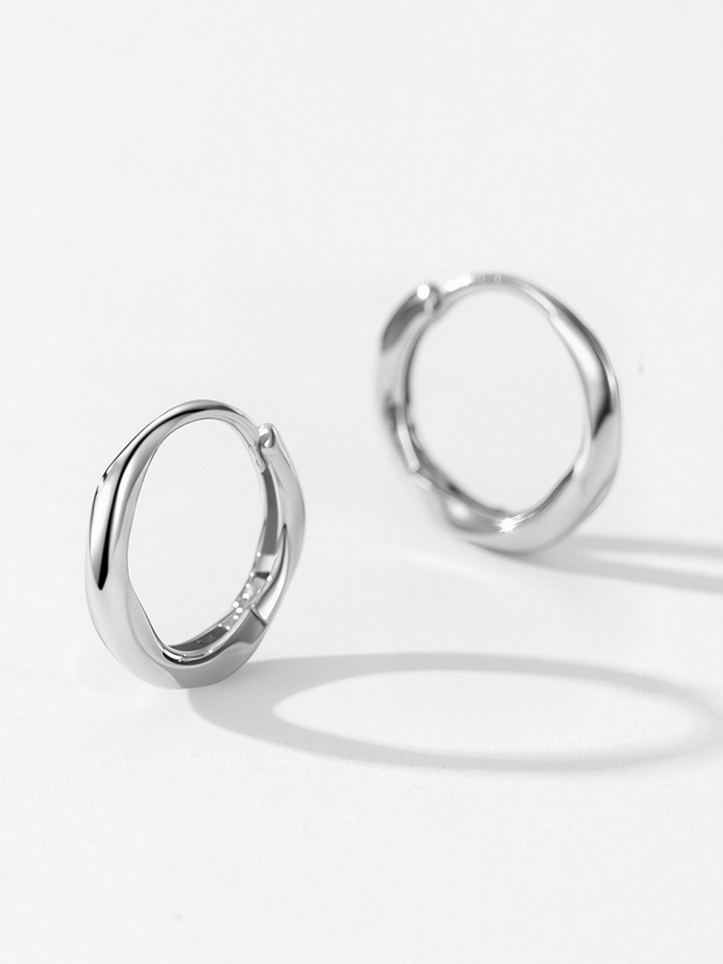Macro detail of wavy tube surface on Waroq Wavy Minimalist Hoop Earrings